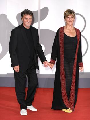 Venice, 80th Venice Film Festival 2023 - Evening 5 - red carpet Filming Italy. In the photo Giorgio Tirabassi with his wife  Copyright: xManuelexMangiarottix xipa-agencyx xPoolxPhotoxEventsx02x IPA_IPA40047519