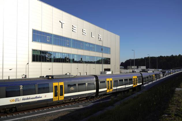 Seit Montag, dem 04.09.2023, bringt Tesla einen Teil seiner Mitarbeiter per Bahnshuttle aus Erkner zum Firmengelände direkt am östlichen Berliner Ring. Die Niederbarnimer Eisenbahn setzt hierfür einen Dieselzug ein. Der Dieselzug pendelt fortan an Werktagen - Montag bis Freitag - knapp 60-mal pro Tag zwischen dem Bahnhof Erkner und dem Werksgelände. Allein damit werden zum Schichtwechsel mehr als 1.500 Mitarbeiter direkt auf das Werksgelände gebracht. (Quelle: rbb24.de) Grünheide, 04.09.2023