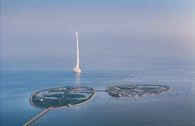 Bilder des Jahres 2023, News 09 September News Themen der Woche KW36 News Bilder des Tages China, Start einer Ceres-Rakete in Haiyang HAIYANG, CHINA - SEPTEMBER 05: A CERES 1 rocket, designed by Beijing-based private space launch enterprise Galactic Energy, carrying four satellites. which will be used to collect data for the internet of things, blasts off from a modified submersible ship in the Yellow Sea on September 5, 2023 in Haiyang, Yantai City, Shandong Province of China.  Copyright: xVCGx 111452618377