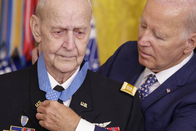 Bilder des Jahres 2023, News 09 September News Themen der Woche KW36 News Bilder des Tages DC: President Biden Awards the Medal of Honor to US Army Captain Larry Taylor President Joe Biden presents the Medal of Honor to U.S. Army Captain Larry Taylor during a ceremony in the East Room at the White House on September 5, 2023 in Washington, D.C. Captain Taylor is being awarded the Medal of Honor for actions he took in 1968 while serving as a team leader of a helicopter light-fire team that directly resulted in the rescue of a 4-man reconnaissance patrol that became surrounded by overwhelming enemy forces. (Photo by Samuel Corum Pool ABACAPRESS.COM) Copyright: xPool ABACAx 866452_004 Pool ABACAx 866452_004