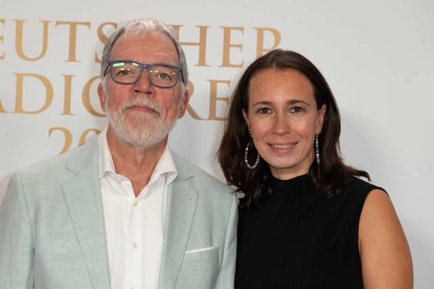 Wolfgang TREPPER, Comedian, mit Kirstin TIEMANN, Roter Teppich, Red Carpet Show, Ankunft, arrival, Verleihung des Deutschen Radiopreises 2023 in Hamburg am 07.09.2022,