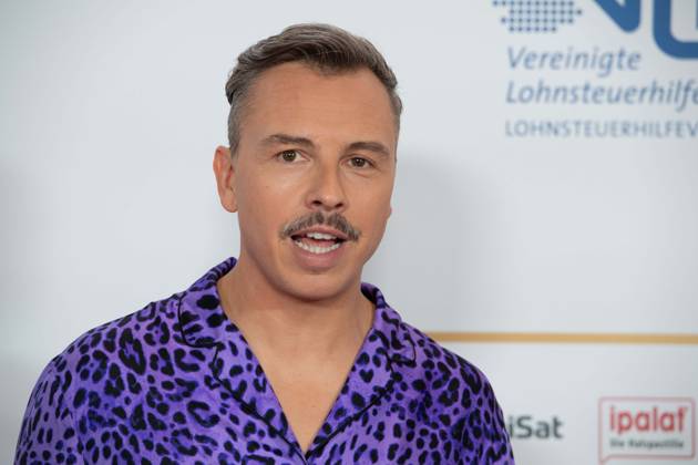 PURPLE DISCO MACHINE, Musiker, Roter Teppich, Red Carpet Show, Ankunft, arrival, Verleihung des Deutschen Radiopreises 2023 in Hamburg am 07.09.2022,