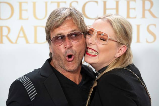 Entertainment Themen der Woche KW36 Entertainment Bilder des Tages Entertainment Bilder des Tages Steve NORMAN, Musiker, Saenger, und Sabrina WINTER Roter Teppich, Red Carpet Show, Ankunft, arrival, Verleihung des Deutschen Radiopreises 2023 in Hamburg am 07.09.2022,