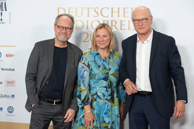 v.l. Kai GNIFFKE, Intendant SWR, Suedwestrundfunk, Yvette GERNER; Intendantin Radio Bremen, Joachim KNUTH, Intendant NDR, Norddeutscher Rundfunk, Roter Teppich, Red Carpet Show, Ankunft, arrival, Verleihung des Deutschen Radiopreises 2023 in Hamburg am 07.09.2022,