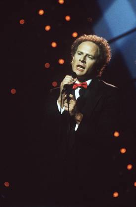 ART GARFUNKEL American Pop Singer, Actor and Musician Singing in the Prince s Trust Royal Gala Performance at the London Palladium. COMPULSORY CREDIT: UPPA Photoshot Photo CRP 270836 04.12.1987 ART GARFUNKEL American Pop Singer, Actor and Musician Singing in the Prince s Trust Royal Gala Performance at the London Palladium. COMPULSORY CREDIT: Starstock Photoshot Photo CRP 270836 04.12.1987, Credit:Photoshot Avalon United Kingdom  Copyright: xPhotoshotx xAvalonx 0506345954
