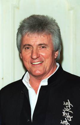 BRUCE WELCH British Lead Guitarist Former member of the group The Shadows . Attending the Variety Club Christmas Luncheon in honour of Sir Cliff Richard. COMPULSORY CREDIT: UPPA Photoshot Photo UGL 015668 A-07 08.12.1998 BRUCE WELCH British Lead Guitarist Former member of the group The Shadows . Attending the Variety Club Christmas Luncheon in honour of Sir Cliff Richard. COMPULSORY CREDIT: Starstock Photoshot Photo UGL 015668 A-07 08.12.1998, Credit:Photoshot Avalon United Kingdom  Copyright: xPhotoshotx xAvalonx 0506346145
