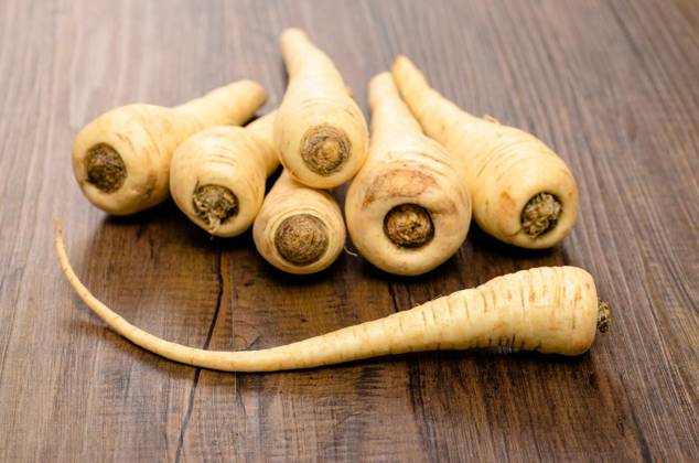  Vegetable parsnips, A stack of vegetable parsnips on a table, A stack of vegetable parsnips on a table, 27.12.2013, Copyright: xphotohomepagex Panthermedia10573977.jpg