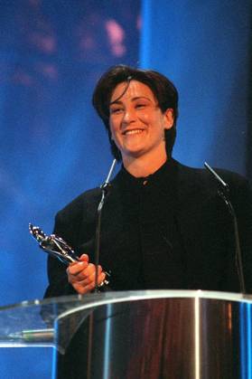 k.d. lang Canadian Singer. Seen with her Brit award for Best International Female Solo Artist. COMPULSORY CREDIT: UPPA Photoshot Photo UIW 009081 A-11 20.02.1995 k.d. lang Canadian Singer. Seen with her Brit award for Best International Female Solo Artist. COMPULSORY CREDIT: Starstock Photoshot Photo UIW 009081 A-11 20.02.1995, Credit:Photoshot Avalon United Kingdom  Copyright: xPhotoshotx xAvalonx 0506361078