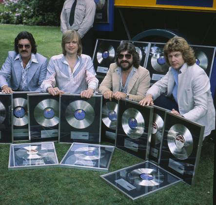 THE MOODY BLUES British Pop Group Left to Right: RAY THOMAS; JUSTIN HAYWARD; GRAEME EDGE and JOHN LODGE COMPULSORY CREDIT: UPPA Photoshot Photo CAGB 087794 08.06.1978 THE MOODY BLUES British Pop Group Left to Right: RAY THOMAS; JUSTIN HAYWARD; GRAEME EDGE and JOHN LODGE COMPULSORY CREDIT: Starstock Photoshot Photo CAGB 087794 08.06.1978, Credit:Photoshot Avalon United Kingdom  Copyright: xPhotoshotx xAvalonx 0506395641