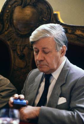SPD Politiker und Ex Bundeskanzler Helmut Schmidt nimmt eine Brise Schnupftabak, circa 1987. Copyright: HartwigxValdmanis Nur redaktionelle Nutzung. Editorial usage only. VAL_720002704