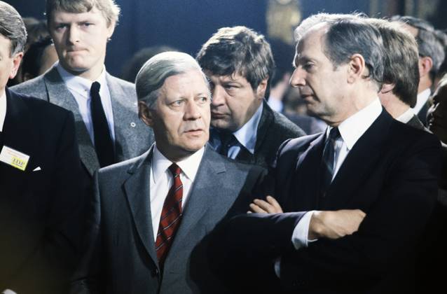 SPD Politiker und Ex Bundeskanzler Helmut Schmidt mit Hamburgs Erstem Bürgermeister Klaus von Dohnanyi, circa 1982. Copyright: HartwigxValdmanis Nur redaktionelle Nutzung. Editorial usage only. VAL_7205000908
