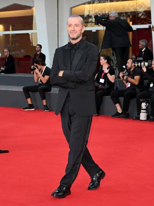 Filmfestspiele in Venedig, Nuovo Imaie Talent Award 2023 - roter Teppich Venice, 80th Venice Film Festival 2023 - Evening 10 - NuovoImaie Venice Award 2023 Red Carpet - In the photo Raffaele Riefoli, Raf  Copyright: xSimonexComix xipa-agency.netx xPoolxPhotoxEventsx02x IPA_IPA40156620
