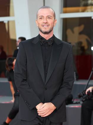 Filmfestspiele in Venedig, Nuovo Imaie Talent Award 2023 - roter Teppich Venice, 80th Venice Film Festival 2023 - Evening 10 - NuovoImaie Venice Award 2023 Red Carpet - In the photo Raffaele Riefoli, Raf  Copyright: xSimonexComix xipa-agency.netx xPoolxPhotoxEventsx02x IPA_IPA40156626
