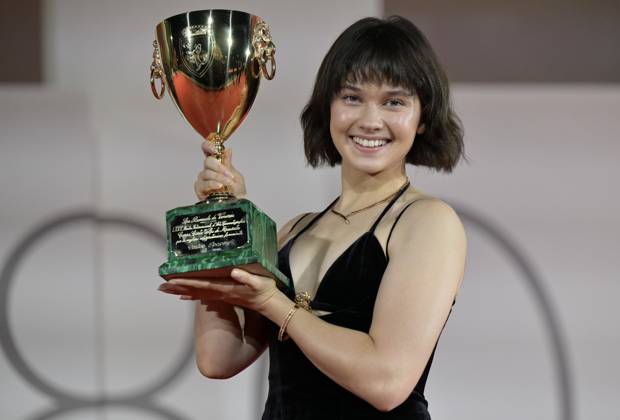 September 9, 2023, Venice: US actress Cailee Spaeny holds the Volpi Cup (Coppa Volpi) Award for Best Actress for her performance in the movie Priscilla during the closing ceremony of the 80th annual Venice International Film Festival, in Venice, Italy, 09 September 2023. The 80th edition of the Venice Film Festival runs from 30 August to 09 September 2023. ANSA ETTORE FERRARI Venice  - ZUMAa110 20230909_zaf_a110_083 Copyright: xEttorexFerrarix