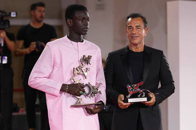 Foto IPP Daniele Cifala™ Venezia 09 09 2023 Winners Photocall - The 80th Venice International Film Festival nella foto : Seydou Sarr vincitore del premio Mastroianni al giovane attore emergente con il regista Matteo Garrone vincitore del Leone d argento per la miglior regia Italy Photo Press - World Copyright