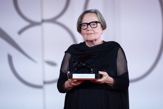 Venice Winners Red Carpet Agnieszka Holland pose with the Special Jury Prize Award for Green Border during the Winners Red Carpet as part of the 80th Venice Film Festival (Mostra) in Venice, Italy on September 09, 2023. Photo by Aurore Marechal ABACAPRESS.COM Venice Italy  Copyright: xMarechalxAurore ABACAx 867017_125 MarechalxAurore ABACAx 867017_125