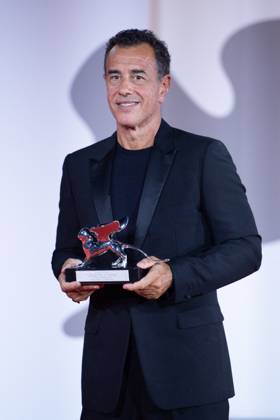 Venice Winners Red Carpet Matteo Garrone pose with the Silver Lion for Best Director and the Marcello Mastroianni Award for Best New Young Actor or Actress for ?Io Capitano? during the Winners Red Carpet as part of the 80th Venice Film Festival (Mostra) in Venice, Italy on September 09, 2023. Photo by Aurore Marechal ABACAPRESS.COM Venice Italy  Copyright: xMarechalxAurore ABACAx 867017_001 MarechalxAurore ABACAx 867017_001
