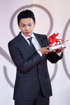 Venice Winners Red Carpet Lee Hong-Chi poses with the Lion of the Future - Luigi De Laurentiis Award for a Debut Film for film Love Is A Gun during the Winners Red Carpet as part of the 80th Venice Film Festival (Mostra) in Venice, Italy on September 09, 2023. Photo by Aurore Marechal ABACAPRESS.COM Venice Italy  Copyright: xMarechalxAurore ABACAx 867017_013 MarechalxAurore ABACAx 867017_013