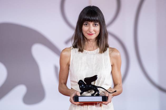 Venice Winners Red Carpet Katia Khazak poses with the Horizons Best Actor Award on the name of Tergel Bold-Erdene for City of Wind during the Winners Red Carpet as part of the 80th Venice Film Festival (Mostra) in Venice, Italy on September 09, 2023. Photo by Aurore Marechal ABACAPRESS.COM Venice Italy  Copyright: xMarechalxAurore ABACAx 867017_020 MarechalxAurore ABACAx 867017_020