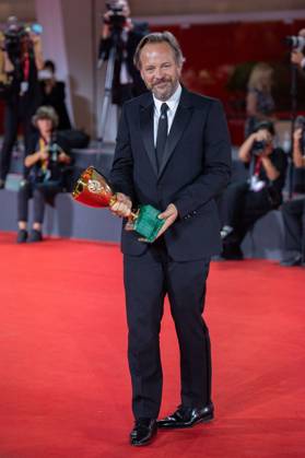 Venice Winners Red Carpet Peter Sarsgaard poses with the Coppa Volpi for Best Actor for the movie Memory during the Winners Red Carpet as part of the 80th Venice Film Festival (Mostra) in Venice, Italy on September 09, 2023. Photo by Aurore Marechal ABACAPRESS.COM Venice Italy  Copyright: xMarechalxAurore ABACAx 867017_022 MarechalxAurore ABACAx 867017_022