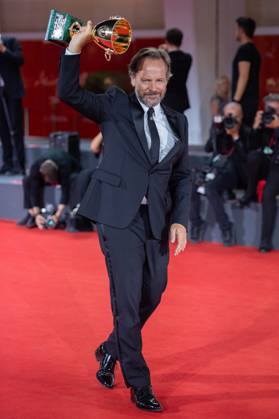 Venice Winners Red Carpet Peter Sarsgaard poses with the Coppa Volpi for Best Actor for the movie Memory during the Winners Red Carpet as part of the 80th Venice Film Festival (Mostra) in Venice, Italy on September 09, 2023. Photo by Aurore Marechal ABACAPRESS.COM Venice Italy  Copyright: xMarechalxAurore ABACAx 867017_023 MarechalxAurore ABACAx 867017_023