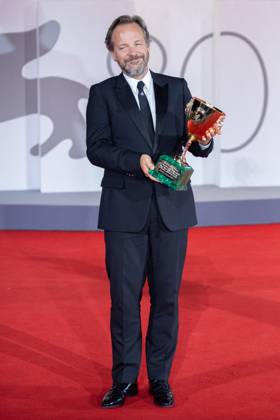 Venice Winners Red Carpet Peter Sarsgaard poses with the Coppa Volpi for Best Actor for the movie Memory during the Winners Red Carpet as part of the 80th Venice Film Festival (Mostra) in Venice, Italy on September 09, 2023. Photo by Aurore Marechal ABACAPRESS.COM Venice Italy  Copyright: xMarechalxAurore ABACAx 867017_028 MarechalxAurore ABACAx 867017_028