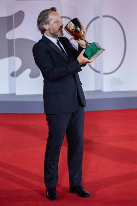 Venice Winners Red Carpet Peter Sarsgaard poses with the Coppa Volpi for Best Actor for the movie Memory during the Winners Red Carpet as part of the 80th Venice Film Festival (Mostra) in Venice, Italy on September 09, 2023. Photo by Aurore Marechal ABACAPRESS.COM Venice Italy  Copyright: xMarechalxAurore ABACAx 867017_030 MarechalxAurore ABACAx 867017_030
