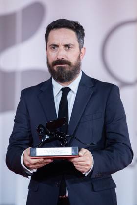 Venice Winners Red Carpet Pablo Larrain poses with the Lion for Best Screenplay for his film El Conde during the Winners Red Carpet as part of the 80th Venice Film Festival (Mostra) in Venice, Italy on September 09, 2023. Photo by Aurore Marechal ABACAPRESS.COM Venice Italy  Copyright: xMarechalxAurore ABACAx 867017_055 MarechalxAurore ABACAx 867017_055