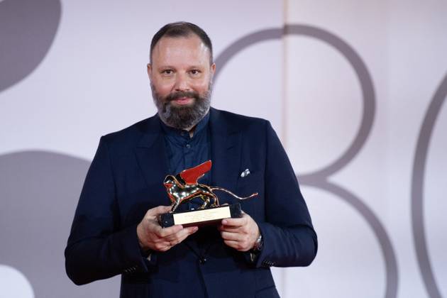 Venice Winners Red Carpet Yorgos Lanthimos poses with the Golden Lion for Best Film for Poor Things during the Winners Red Carpet as part of the 80th Venice Film Festival (Mostra) in Venice, Italy on September 09, 2023. Photo by Aurore Marechal ABACAPRESS.COM Venice Italy  Copyright: xMarechalxAurore ABACAx 867017_104 MarechalxAurore ABACAx 867017_104