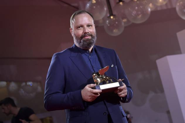 Yorgos Lanthimos poses with the Golden Lion for Best Film for Poor Things at the winner s photocall at the 80th Venice International Film Festival on Saturday, September 9, 2023 in Venice, Italy.  VEN2023090958 RoccoxSpaziani