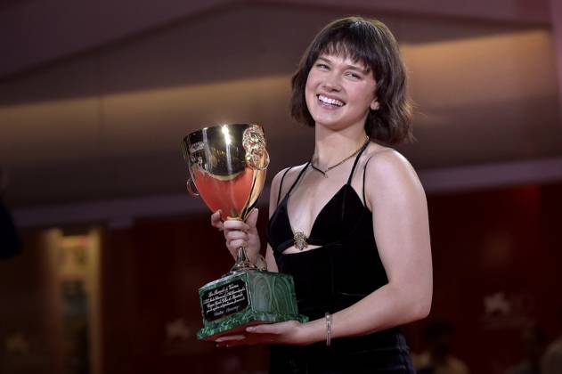 Cailee Spaeny poses with the Volpi Cup for Best Actress Award for Priscilla at the winner s photocall at the 80th Venice International Film Festival on Saturday, September 9, 2023 in Venice, Italy.  VEN2023090955 RoccoxSpaziani