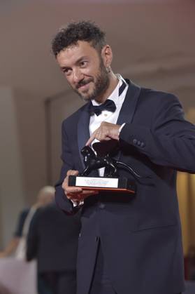 Enrico Maria Artale poses with the Best Screenplay Award for film El Paraiso at the winner s photocall at the 80th Venice International Film Festival on Saturday, September 9, 2023 in Venice, Italy.  VEN2023090965 RoccoxSpaziani