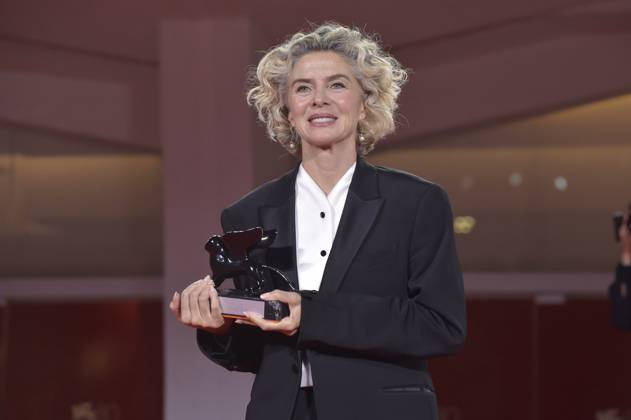 Margarita Rosa De Francisco poses with the award for Best Actress for film El Paraiso at the winner s photocall at the 80th Venice International Film Festival on Saturday, September 9, 2023 in Venice, Italy.  VEN2023090977 RoccoxSpaziani