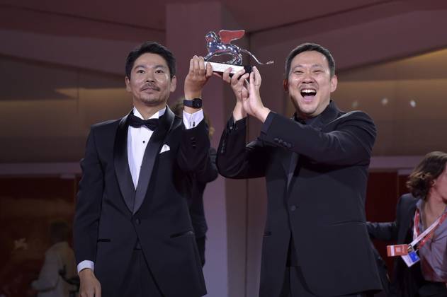 Hitoshi Omika and RyÃ»suke Hamaguchi pose with the Silver Lion Grand Jury Prize Award for Evil Does Not Exist at the winner s photocall at the 80th Venice International Film Festival on Saturday, September 9, 2023 in Venice, Italy.  VEN2023090979 RoccoxSpaziani