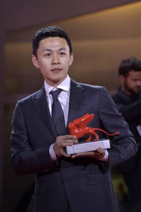 Lee Hong-Chi poses with the Lion of the Future - Luigi De Laurentiis Award for a Debut Film for film Love Is A Gun at the winner s photocall at the 80th Venice International Film Festival on Saturday, September 9, 2023 in Venice, Italy.  VEN2023090981 RoccoxSpaziani