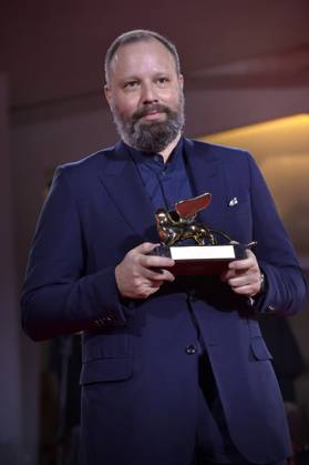 Yorgos Lanthimos poses with the Golden Lion for Best Film for Poor Things at the winner s photocall at the 80th Venice International Film Festival on Saturday, September 9, 2023 in Venice, Italy.  VEN2023090959 RoccoxSpaziani