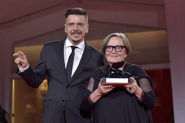 Marcin Wierzchoslawski and Agnieszka Holland pose with the Special Jury Prize Award for Green Border at the winner s photocall at the 80th Venice International Film Festival on Saturday, September 9, 2023 in Venice, Italy.  VEN2023090971 RoccoxSpaziani