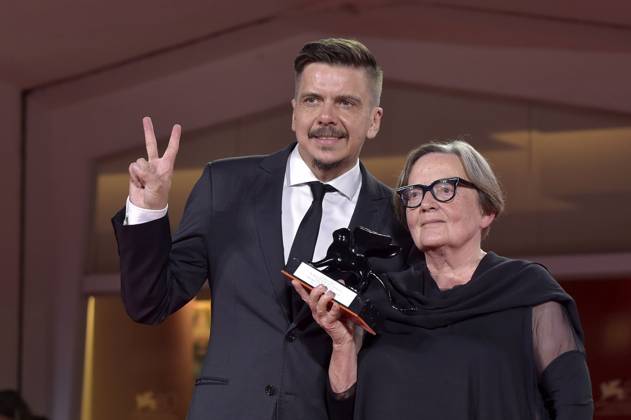 Marcin Wierzchoslawski and Agnieszka Holland pose with the Special Jury Prize Award for Green Border at the winner s photocall at the 80th Venice International Film Festival on Saturday, September 9, 2023 in Venice, Italy.  VEN20230909721 RoccoxSpaziani