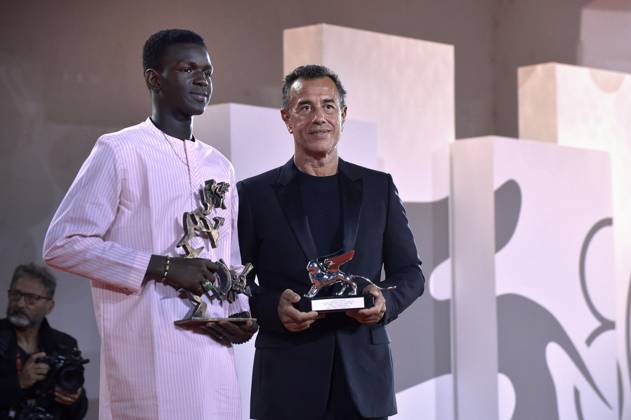 Seydou Sarr and Matteo Garrone pose with the Marcello Mastroianni Award for Best New Young Actor and the Silver Lion for Best Director for film Io Capitano at the winner s photocall at the 80th Venice International Film Festival on Saturday, September 9, 2023 in Venice, Italy.  VEN2023090986 RoccoxSpaziani
