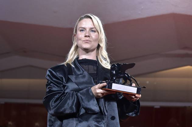 Mika Gustafson poses with the Best Director Award for film Paradise Is Burning at the winner s photocallat the 80th Venice International Film Festival on Saturday, September 9, 2023 in Venice, Italy.  VEN2023090999 RoccoxSpaziani