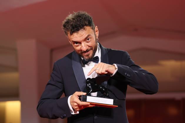 News - Winners Photocall - The 80th Venice International Film Festival Enrico Maria Artale poses with the Best Screenplay Award for film El Paraiso at the winner s photocall at the 80th Venice International Film Festival on September 09, 2023 in Venice, Italy. Photo: Cinzia Camela. Lido di Venezia Palazzo del Cinema Italy Copyright: xCinziaxCamelax xLiveMediax LPN_1048481