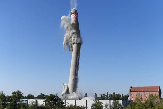 Bilder des Jahres 2023, News 09 September News Themen der Woche KW36 News Bilder des Tages Schornstein-Sprengung in Leipzig, auf dem Gelände der Leipziger Stadtwerke, Arno-Nitzsche-Straße, wird ein Schornstein aus den 1980er Jahren gesprengt. (10.09.2023). Sprengung des Schornsteins der Leipziger Stadtwerke (10.09.2023) Leipzig Sachse Deutschland Gelände Leipziger Stadtwerke