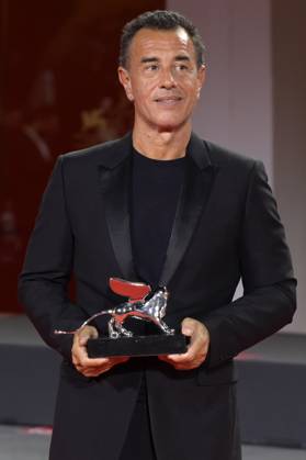 Matteo Garrone mit dem Silbernen Löwen für die best Regie bei Io capitano beim Photocall mit den Preisträgern der Biennale di Venezia 2023 80. Internationale Filmfestspiele von Venedig im Palazzo del Casino. Venedig, 09.09.2023