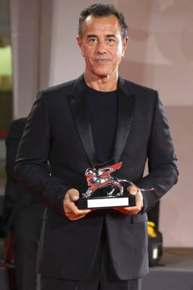 Matteo Garrone mit dem Silbernen Löwen für die best Regie bei Io capitano beim Photocall mit den Preisträgern der Biennale di Venezia 2023 80. Internationale Filmfestspiele von Venedig im Palazzo del Casino. Venedig, 09.09.2023