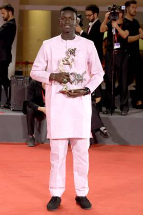 Seydou Sarr mit dem Marcello-Mastroianni-Preis für den besten Nachwuchsdarsteller in Io capitano , beim Photocall mit den Preisträgern der Biennale di Venezia 2023 80. Internationale Filmfestspiele von Venedig im Palazzo del Casino. Venedig, 09.09.2023