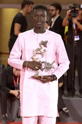 Seydou Sarr mit dem Marcello-Mastroianni-Preis für den besten Nachwuchsdarsteller in Io capitano , beim Photocall mit den Preisträgern der Biennale di Venezia 2023 80. Internationale Filmfestspiele von Venedig im Palazzo del Casino. Venedig, 09.09.2023