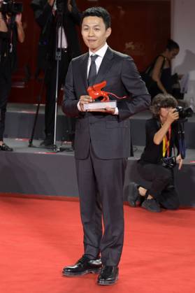 Hong-Chi Lee mit dem Luigi De Laurentiis Award für den besten Debütfilm Löwe der Zukunfft beim Photocall mit den Preisträgern der Biennale di Venezia 2023 80. Internationale Filmfestspiele von Venedig im Palazzo del Casino. Venedig, 09.09.2023