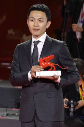 Hong-Chi Lee mit dem Luigi De Laurentiis Award für den besten Debütfilm Löwe der Zukunfft beim Photocall mit den Preisträgern der Biennale di Venezia 2023 80. Internationale Filmfestspiele von Venedig im Palazzo del Casino. Venedig, 09.09.2023