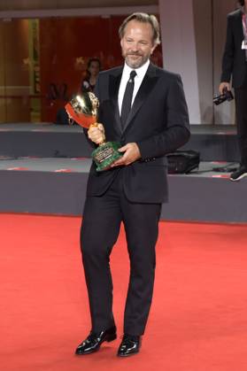 Peter Sarsgaard mit dem Coppa Volpi für den besten Darsteller in Memory beim Photocall mit den Preisträgern der Biennale di Venezia 2023 80. Internationale Filmfestspiele von Venedig im Palazzo del Casino. Venedig, 09.09.2023