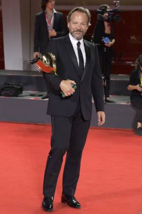 Peter Sarsgaard mit dem Coppa Volpi für den besten Darsteller in Memory beim Photocall mit den Preisträgern der Biennale di Venezia 2023 80. Internationale Filmfestspiele von Venedig im Palazzo del Casino. Venedig, 09.09.2023